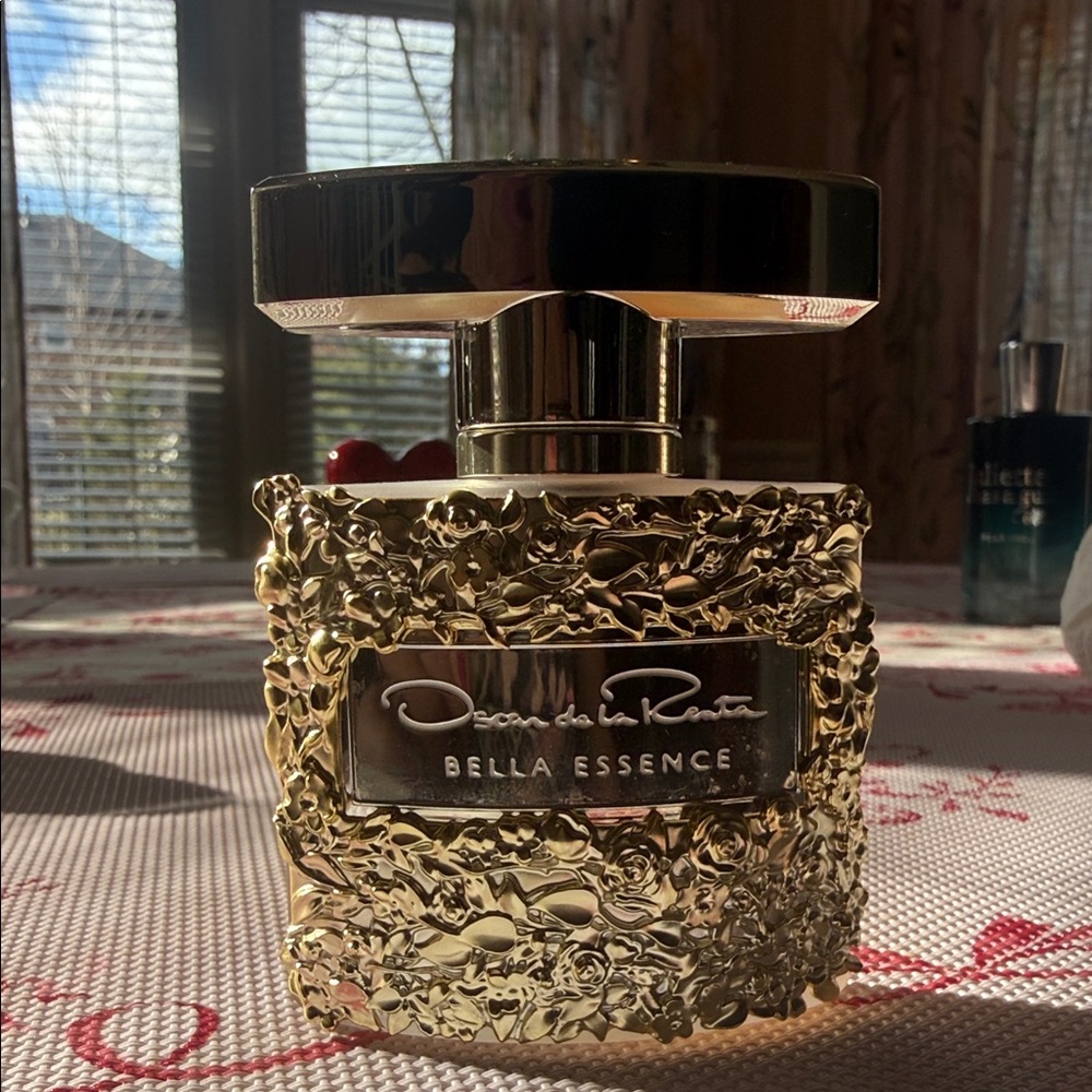 Oscar De La Renta Bella Essence 1.0 oz eau de parfum